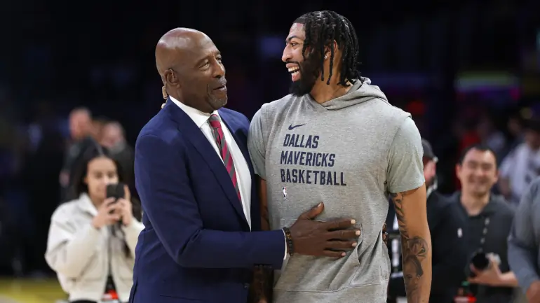 Lakers Honor Anthony Davis in Emotional Tribute During His Return to Los Angeles